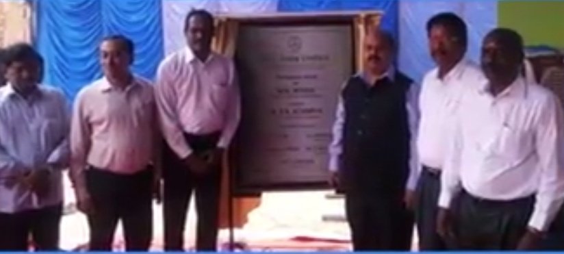 ஏன் இப்படி சொல்றோம்னா இப்போ இருக்குற NLC தலைவர் மற்றும் இயக்குனர்கள் 11 பேர்ல தமிழக அரசின் பிரதிநிதியா இருக்குற உள்துறை செயலாளர் எஸ்.கே.பிரபாகர் தவிர மீதமுள்ள 10 பேர்ல 9 பேர் பிற மாநிலத்தவர்கள்.சரி.நமக்கு ஏன் இவ்வளவு வருதுன்னா இந்த பட்டதாரி நிர்வாக பயிற்சியர் வேலை கிடைச்சதுன்னா