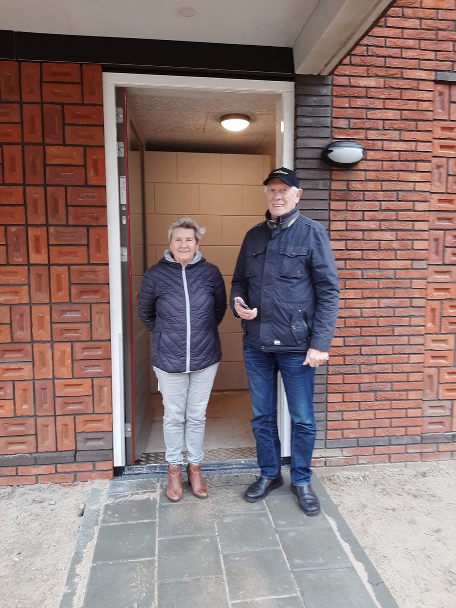 De bewoners van ‘De Dennenhof’ wonen er nu twee maanden. In deze laatste fase van de wijkvernieuwing van de Plantagebuurt, bouwde <a href="/smitsbouwbedryf/">Smit's Bouwbedrijf</a> 49 appartementen met een sociale huur. Ze vormen het sluitstuk van de vernieuwing van de buurt. Trots! kpmijnstek.nl/projecten/desp…