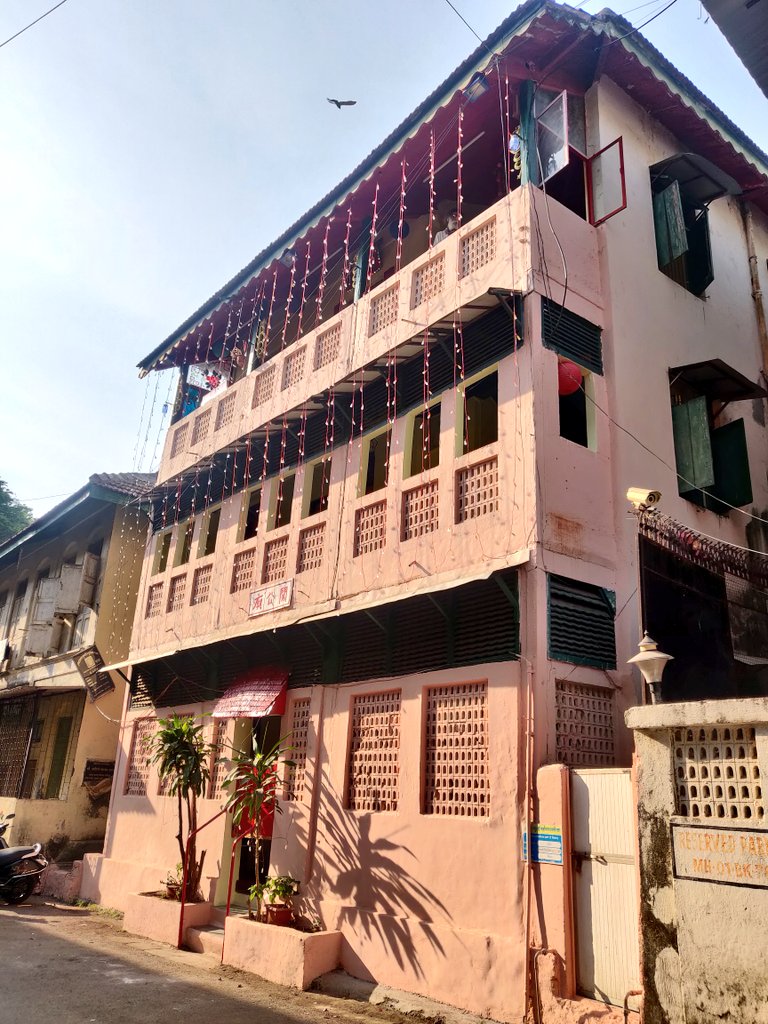 A tiny piece of  #Mumbai that's all set to celebrate  #ChineseLunarNewYear tonight. Decorations were going up as I visited the unique  #Chinese Temple in Mazagaon.  #ChineseNewYear2021  #incredibleindia 1/3