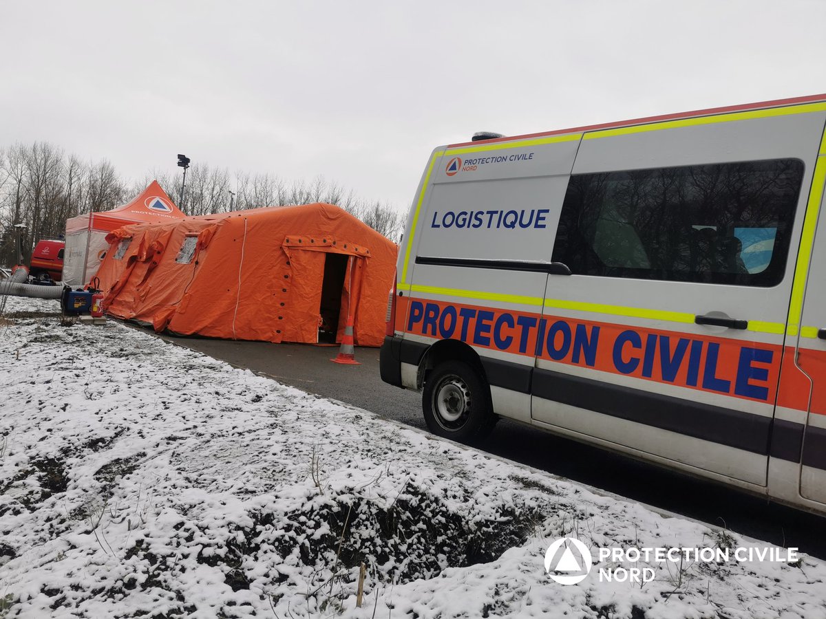 ProtecCivile59's tweet photo. Malgré les conditions météo et les températures négatives🥶, les opérations de dépistage #COVID19☣️ à destination des chauffeurs routiers se poursuivent sur l'A1️⃣6️⃣ en collaboration avec le @Sdis59.
La mobilisation continue ! 💪👍
@prefet59 @SSSM59 @ARS_HDF @SecCivileFrance https://t.co/2UuPszeRZU