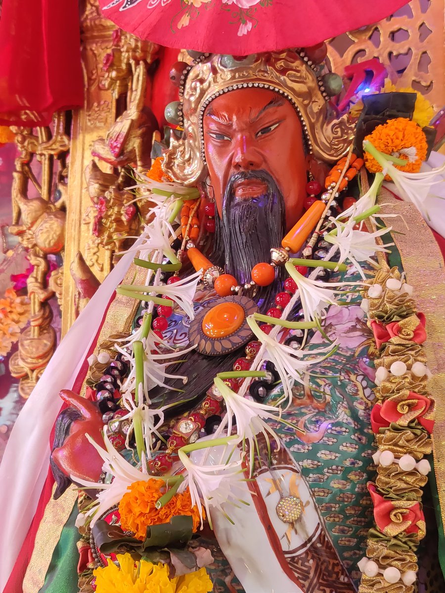 A tiny piece of  #Mumbai that's all set to celebrate  #ChineseLunarNewYear tonight. Decorations were going up as I visited the unique  #Chinese Temple in Mazagaon.  #ChineseNewYear2021  #incredibleindia 1/3