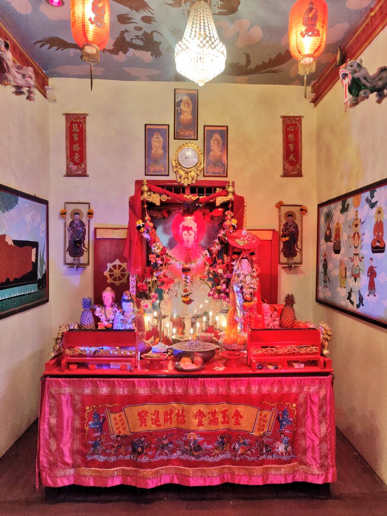 A tiny piece of  #Mumbai that's all set to celebrate  #ChineseLunarNewYear tonight. Decorations were going up as I visited the unique  #Chinese Temple in Mazagaon.  #ChineseNewYear2021  #incredibleindia 1/3