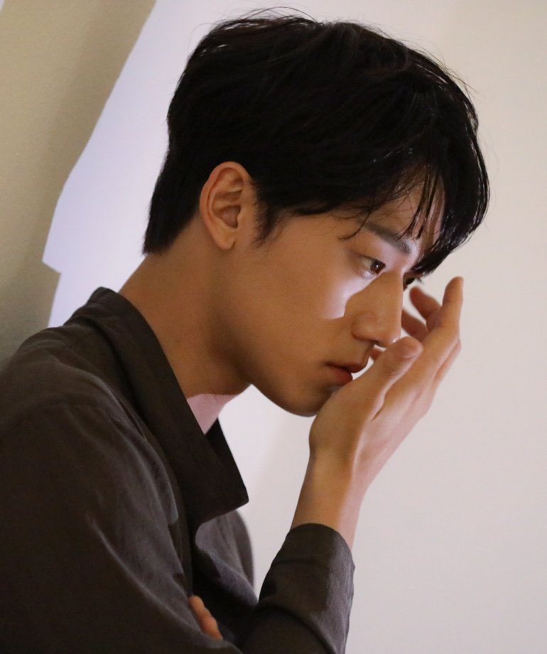 + 두 사람 화장실에서 마주치는 것도 보고싶네. 복잡미묘한 마음으로 화장실 들어선 현수, 손씻고 있는 이은혁 발견하고 멈칫함. 은혁도 잠시 굳었다가 모르는 사람인 척 제 할 일을 계속하는데, 이은혁 손에 끼워진 반지에서 손 못 떼는 차현수.