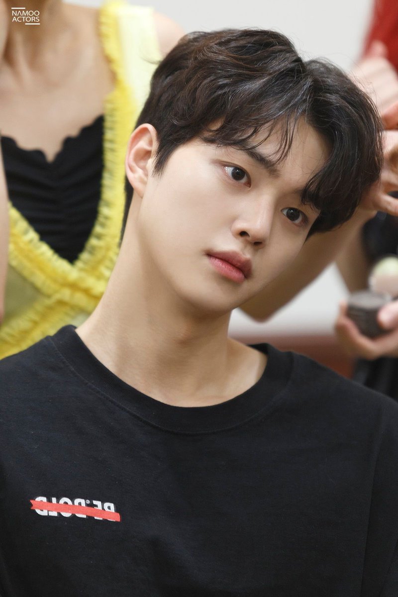 + 두 사람 화장실에서 마주치는 것도 보고싶네. 복잡미묘한 마음으로 화장실 들어선 현수, 손씻고 있는 이은혁 발견하고 멈칫함. 은혁도 잠시 굳었다가 모르는 사람인 척 제 할 일을 계속하는데, 이은혁 손에 끼워진 반지에서 손 못 떼는 차현수.