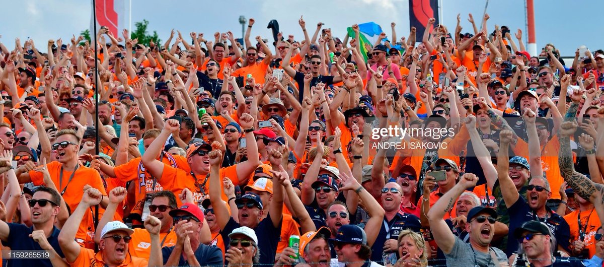 MaxVerstappenB1's tweet photo. 📸 A Orange Army comemorando a pole de Verstappen na Hungria https://t.co/gYG0kzG7xE