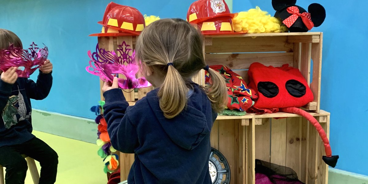 cavallcartroedu's tweet photo. 🎭És Carnaval. Aturem-nos uns minuts i reflexionem sobre certes #tradicions instaurades a les escoles bressol i llars d’infants des de fa molts anys.

👀Llegiu-lo al nostre bloc: https://t.co/JyUu1YwgI4 https://t.co/OFvqbB8TKo
