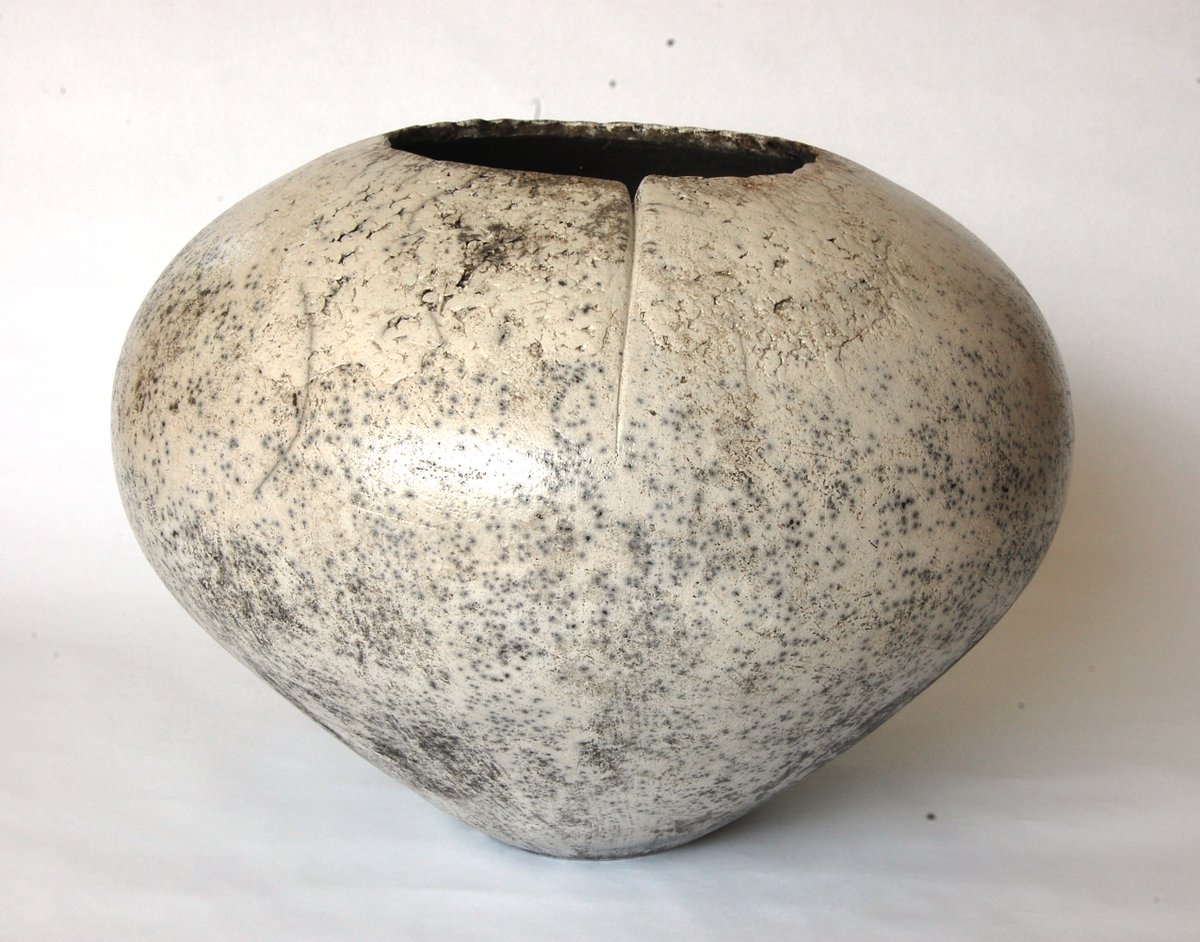 StephenMurfitt1's tweet photo. A 'Large white rounded vessel', one of several pots alongside works by other makers @ the delightful https://t.co/wsBsYApMEi 
in the 'Her quiet materials' exhibition' now showing #Arundel #Sussex #textiles #cambs_ceramics #Raku #pots #Collectibles https://t.co/VNJUsctahb