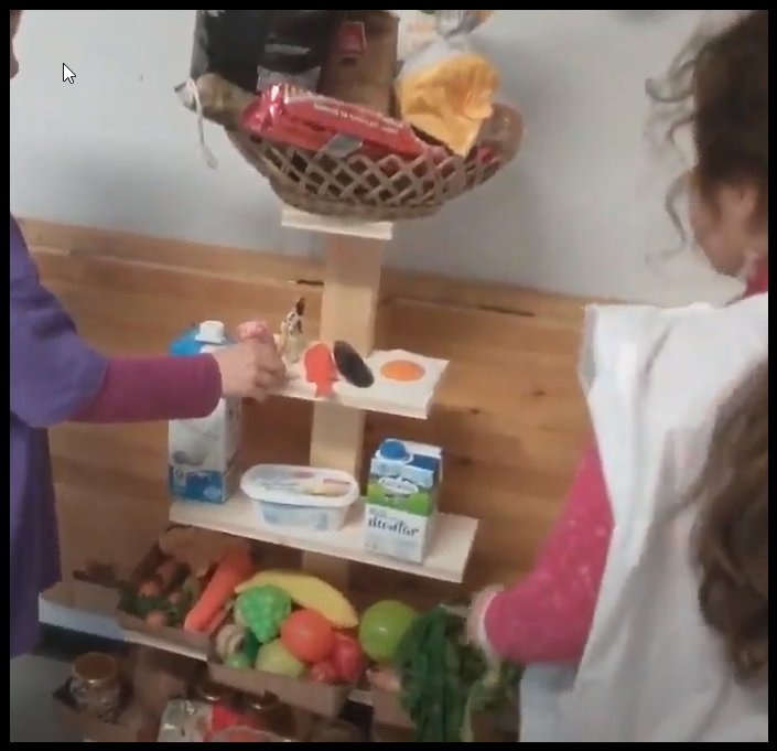 EMuntanyola's tweet image. Què hem de fer les persones per créixer sanes i fortes? D'on provenen els aliments que mengem? La classe dels rastres fem formatge fresc. Coneixem els ingredients, seguim els passos d'elaboració i finalment... els degustem. Mmmmmmm.... que bo!#escolamuntanyola #programaSI