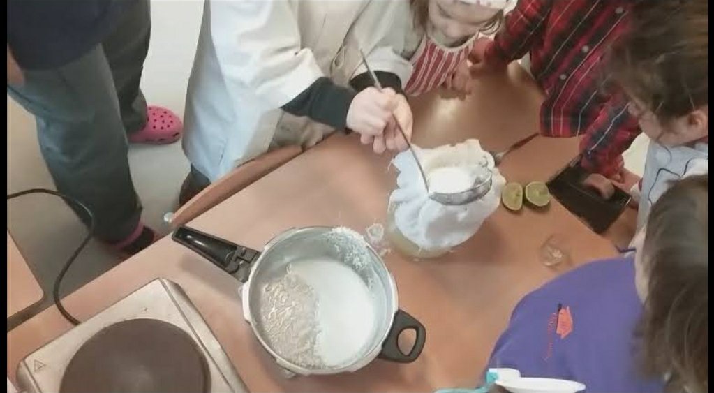 EMuntanyola's tweet image. Què hem de fer les persones per créixer sanes i fortes? D'on provenen els aliments que mengem? La classe dels rastres fem formatge fresc. Coneixem els ingredients, seguim els passos d'elaboració i finalment... els degustem. Mmmmmmm.... que bo!#escolamuntanyola #programaSI