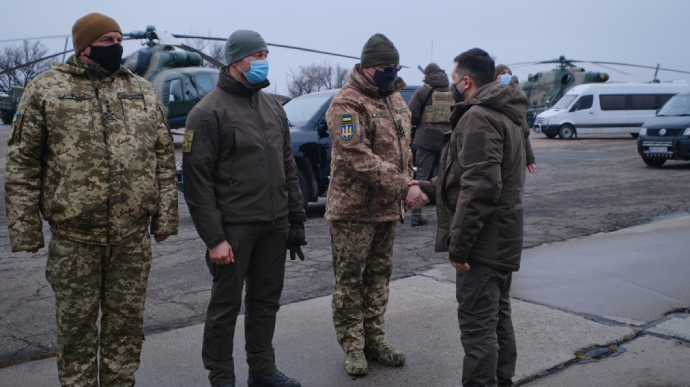  Zelesnki realizó una visita de trabajo a la región Donetsk con el fin de comprobar la situación en el frente, también han viajado algunos embajadores del G7 () y el encargado de negocios de EEUU para ver que "Ucrania cumple con sus todos los compromisos"