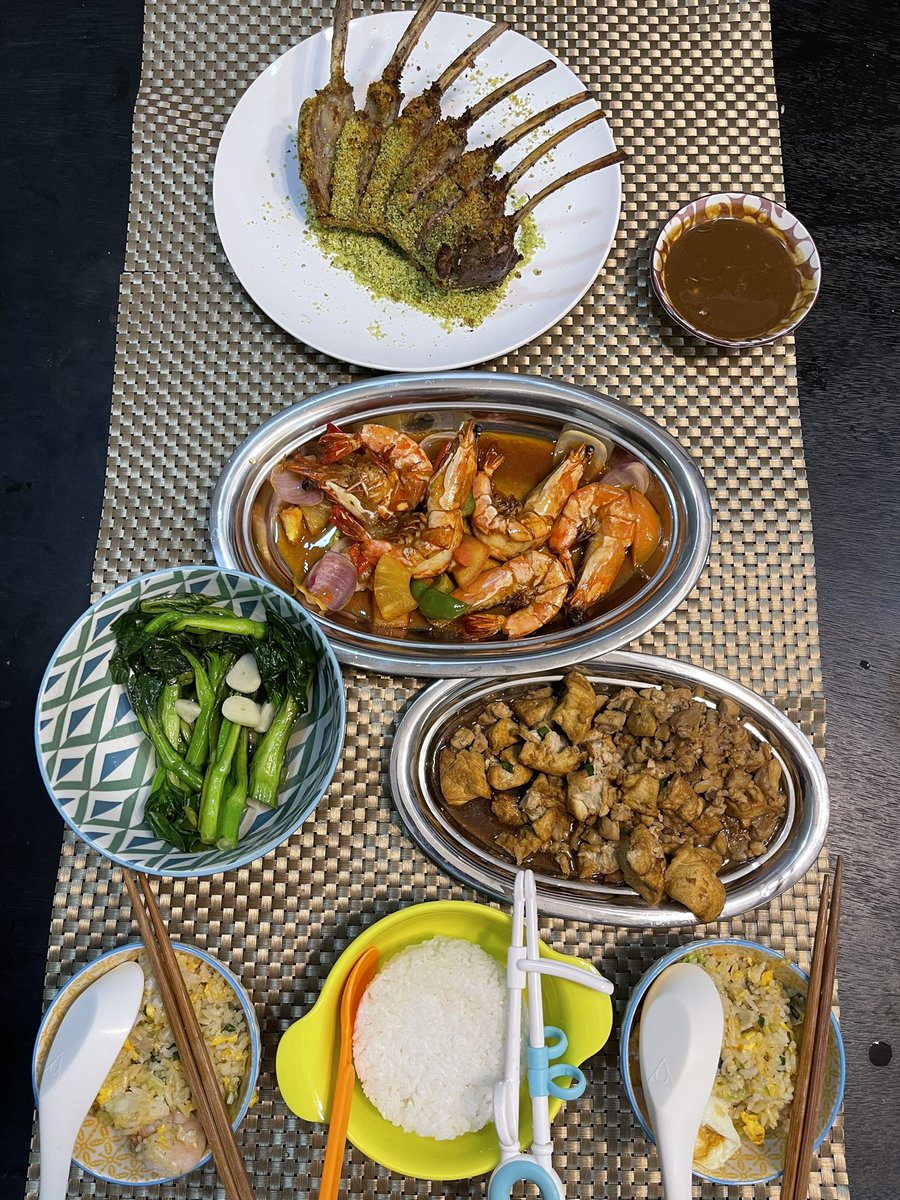 Nashman's tweet photo. Simple reunion dinner with three a company! #FamilyThree #unconventional https://t.co/bHJk8M2IcQ