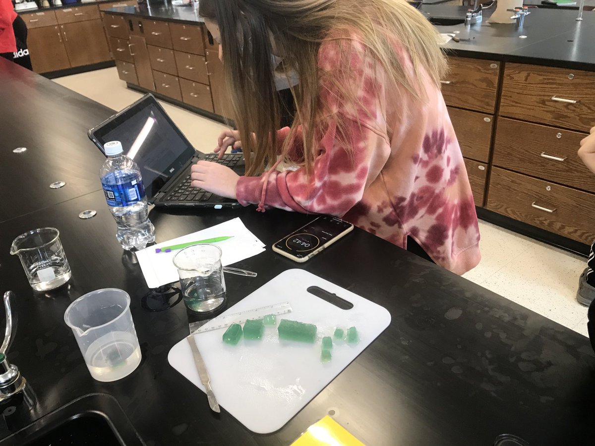 #1DCCS #NDCHARGERS #BIOLOGY Using Knox blocks with pH indicator to investigate the rate of diffusion of material into different cell sizes. A quick, easy, and super illustrative lab. Great job!
