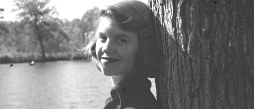 MartinaDini2's tweet photo. La donna ora è perfetta
Il suo corpo
morto ha il sorriso della compiutezza,
l’illusione di una necessità greca
fluisce nei volumi della sua toga,
i suoi piedi
nudi sembrano dire:
Siamo arrivati fin qui, è finita.

Da "Limite", #SylviaPlath (27/10/1932 - 11/02/1963) https://t.co/lmCHonTxya