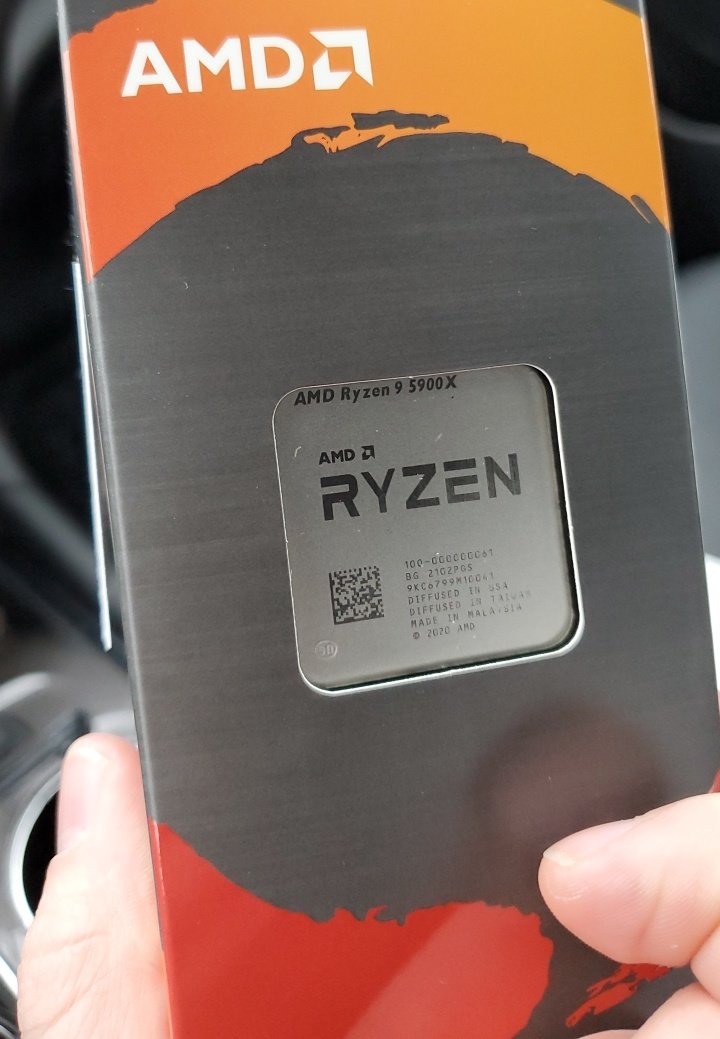 LucasCiprian's tweet photo. Scalpers couldn't hold me back at Micro Center. #Ryzen5000 https://t.co/oDD8grnVXa