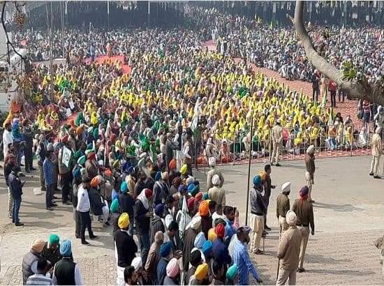 Talbi_001's tweet photo. ਜਿਹੜੇ ਕਹਿੰਦੇ ਸੀ । ਕਿਸਾਨ ਯੂਨੀਅਨਾਂ ਤੇ ਹੁਣ ਕੋਈ ਵਿਸ਼ਵਾਸ ਨੀ ਕਰਦਾ ਆ ਦੇਖ ਲੋ। ਜਗਰਾਓ ਮਹਾ ਪੰਚਾਇਤ ਦੀਆਂ ਕੁਝ ਤਸਵੀਰਾਂ ..  💪💪💪✊✊🌾🌾👊👊👊 ..
Hun ta laagea hona pta  facebooki hwa ch te hakeekat vich kinna ku farak hunda ..Drandal  na pwa leo hun koi 😁 ... https://t.co/QzszW877IT