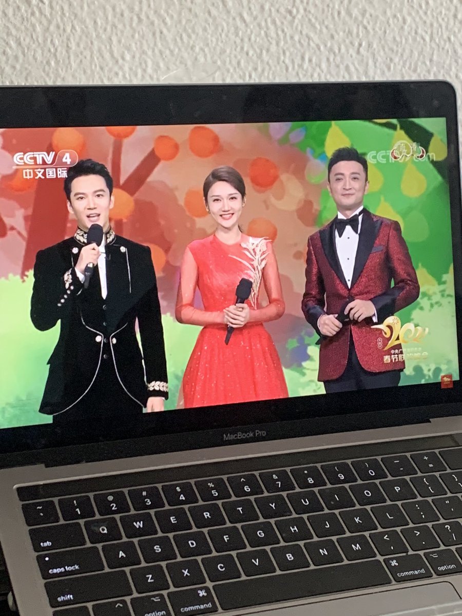 FANLAOWU's tweet photo. 即使身在海外
春节联欢晚会也是一定要看的！

#ChineseNewYear  

#LunarNewYear https://t.co/7Wr9KtqeCX