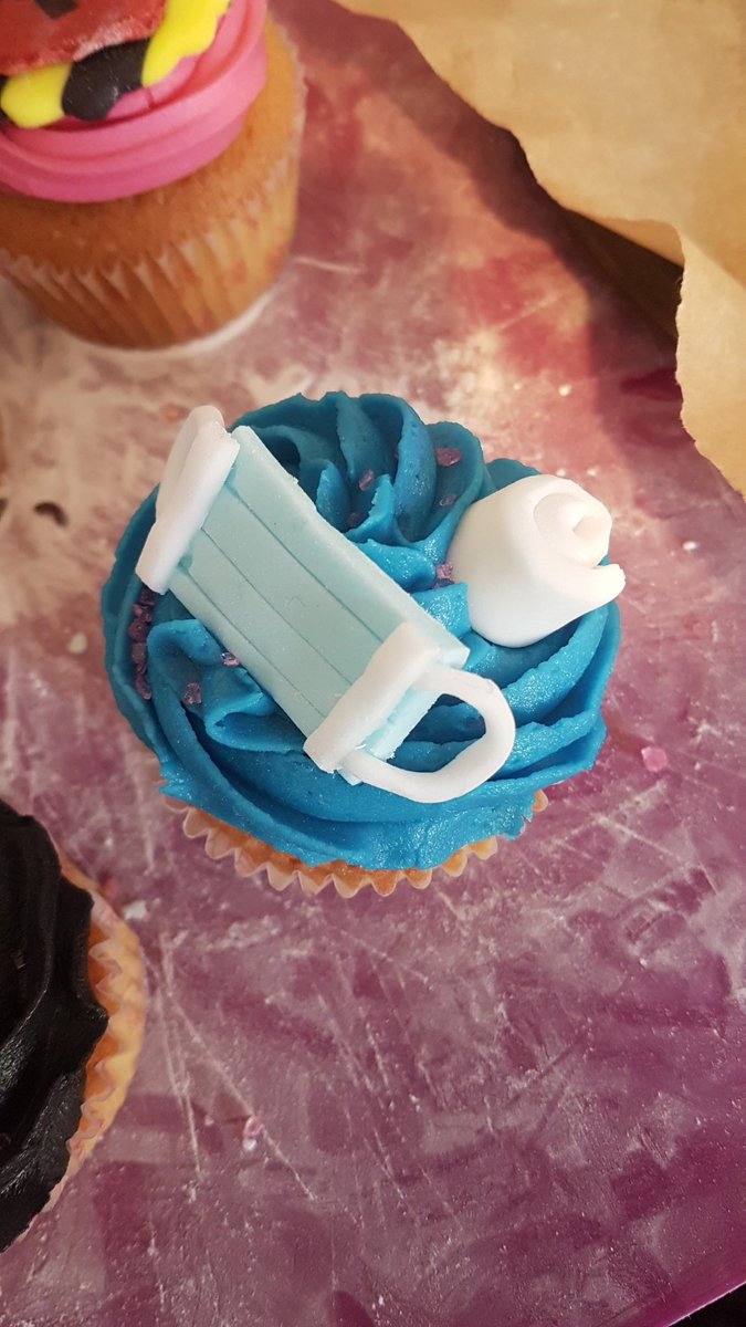 Kezza19690824's tweet photo. @MertonBankP Maisies bake off 😊😋  #cakesbykerry https://t.co/YNm2rtZ5Zs