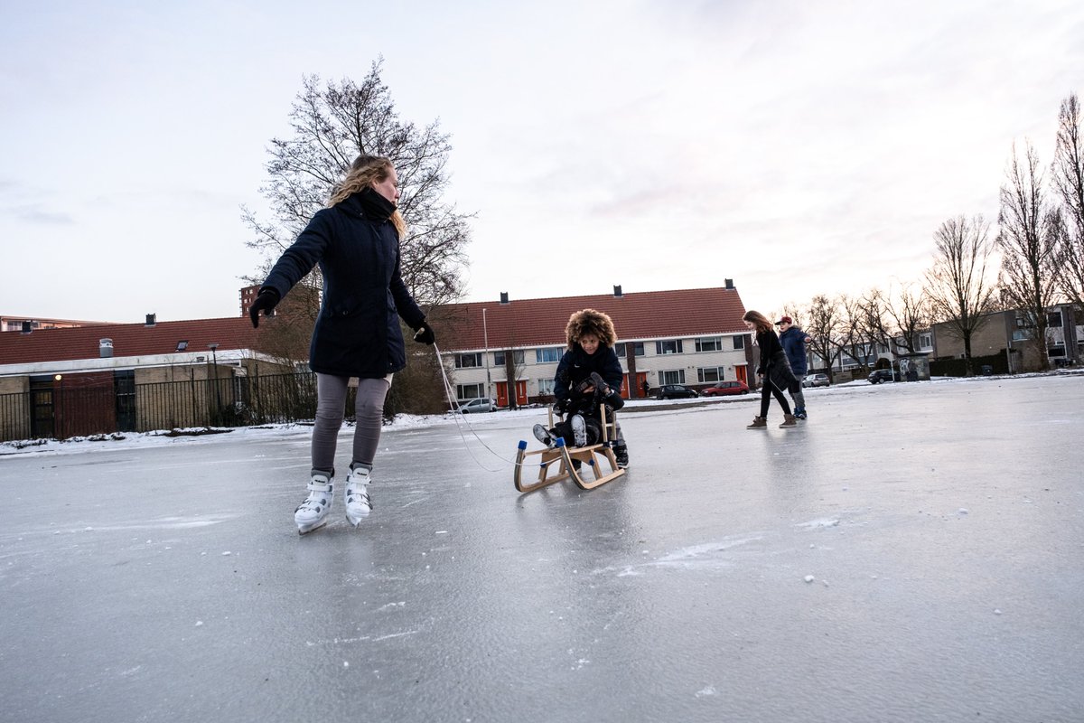Ga jij van het #winterweer genieten dit weekend? Let op: het #natuurijs is nog niet dik genoeg. Schaatsen op een ijsbaan? Houd dan rekening met elkaar, vermijd drukte en houd afstand. Meer info: bit.ly/SchaatsenFrysl…