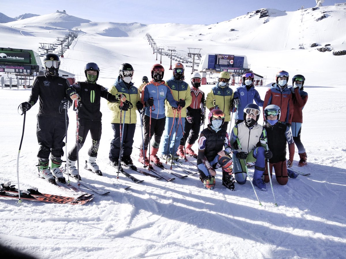 Grupo CETDI SN de #EsquíAlpino ha entrenado hoy junto al grupo de @Fanddiandalucia ¡Un entrenamiento muy enriquecedor para todos! #DeporteEsEsencial @Cafdsocial #Fadi #WinterSports #NieveSegura