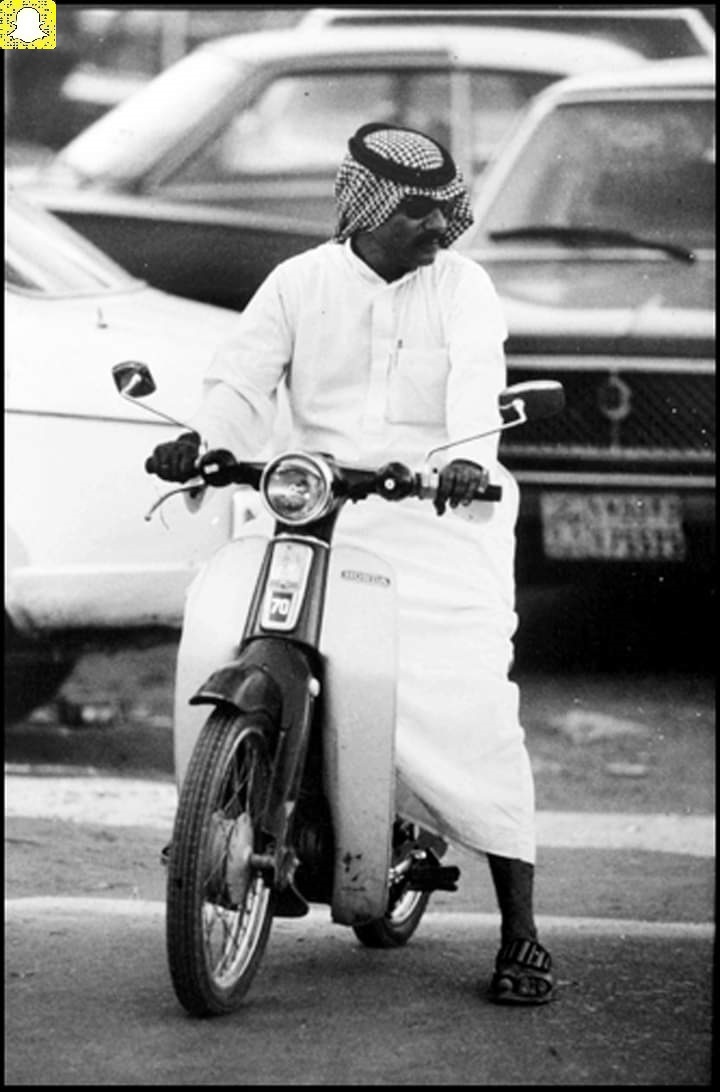 صورة قديمة لدراجة هوندا 70 النارية، التي عرف بها الموظفون والمدرسون، والمراسلون وموزعو البريد في السبعينات ميلادية.
الصورة في جدة عام 1398هـ / 1978م