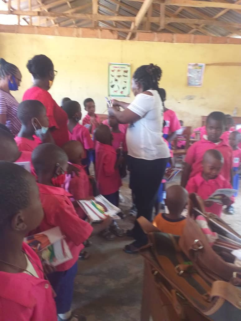 FIFoundation001's tweet photo. Back to School project today 11.02.2011 at Eko Iyobhebhe primary school Irrua in Edo State.  Francisca Isika Foundation in collaboration with Egwac Foundation #franciscaisikafoundation #isikaoluh #UNICEF #egwacfoundation #fanscollections #education #humanitarian #loveinsharing https://t.co/a1rQoB44DZ