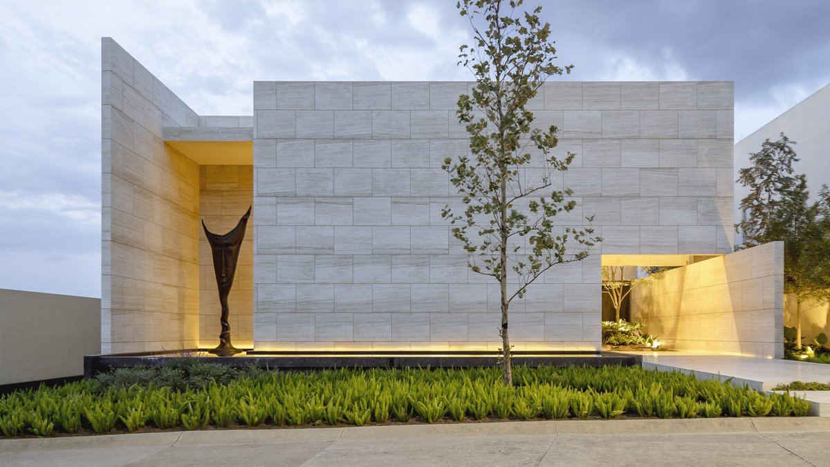 Looks like a museum, but it's a house! This inward-facing, marble-clad home in Guadalajara was designed by 1540 Arquitectura. Take a peek inside: dezeen.com/2021/02/08/cas…
