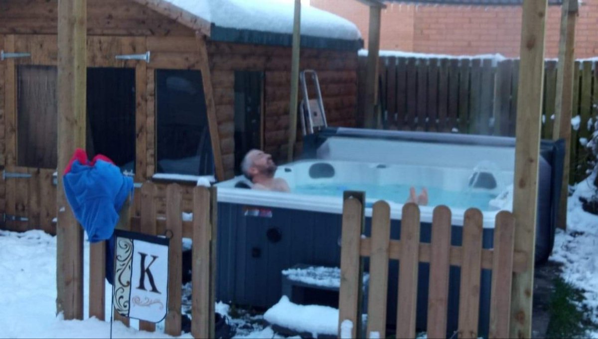 PeteKrykant_OPC's tweet image. Watched @lokiscottishrap #ClassWars and it made me think about my own social mobility, 'marrying up' &amp;amp; moving fay the council hooses tay the private hooses.
I had to retire to the jacuzzi &amp;amp; think it all over while the coq au vin was simmering in slow cooker.