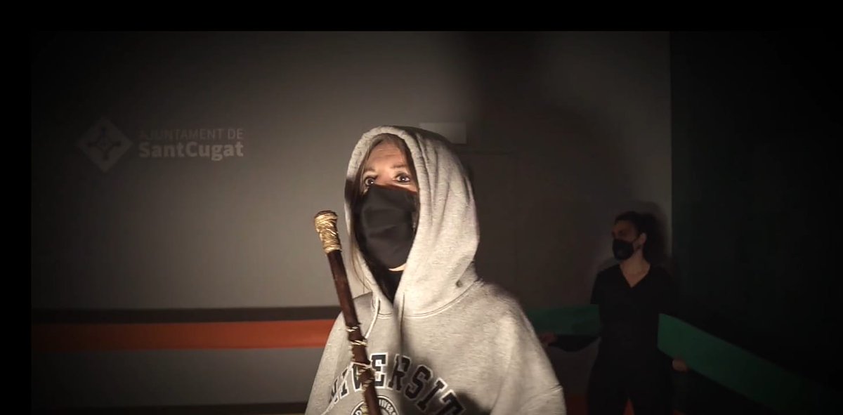 NacioSantCugat's tweet photo. 🎭 VÍDEO |«Volem màscares i no mascaretes»🐓 El @gallcarnaval  ha guanyat un combat de rap contra l'alcaldessa, @mireiaingla, i s'ha fet amb el poder de #SantCugat pels pròxims dies ⤵️ 

https://t.co/KxaVlwXWoJ https://t.co/xcK0GbTakK