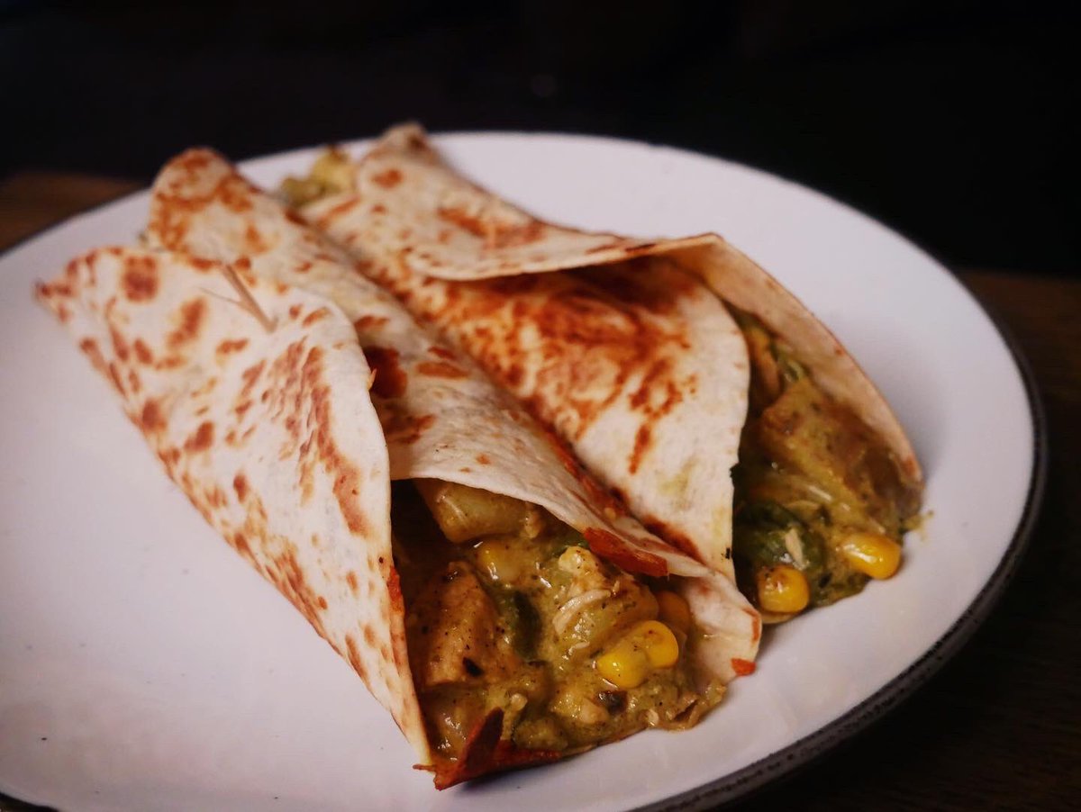 SmearedApron's tweet image. dos folded wheat flour tortillas with grilled cheddar mozzarella mix, chicken, corn, potatoes in spicy green salsa sauce 😋! I am here for this 🙌🏾!! #takeouts #smearedapron #dontcrowdme #lecker #mexicana #delish #foodblogger #foodlover #foodie #immeressen #snacking