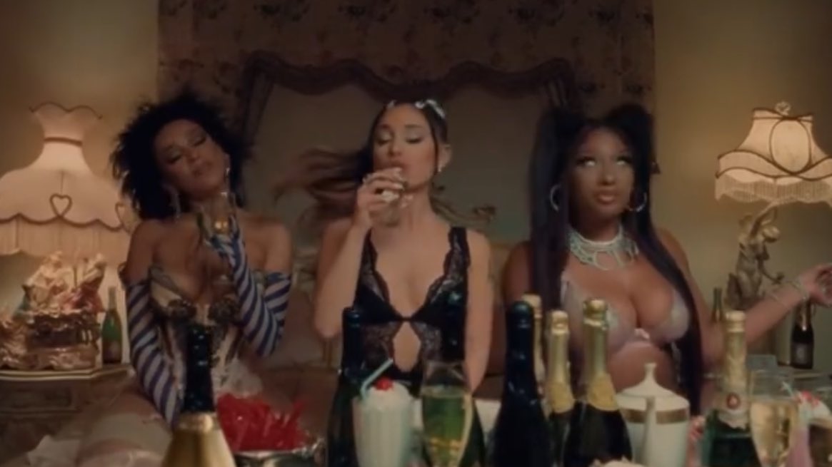 AGrande_ARG's tweet image. Ariana Grande se une a Megan Thee Stallion y Doja Cat para darnos el vídeo pop que tanto le pedimos.