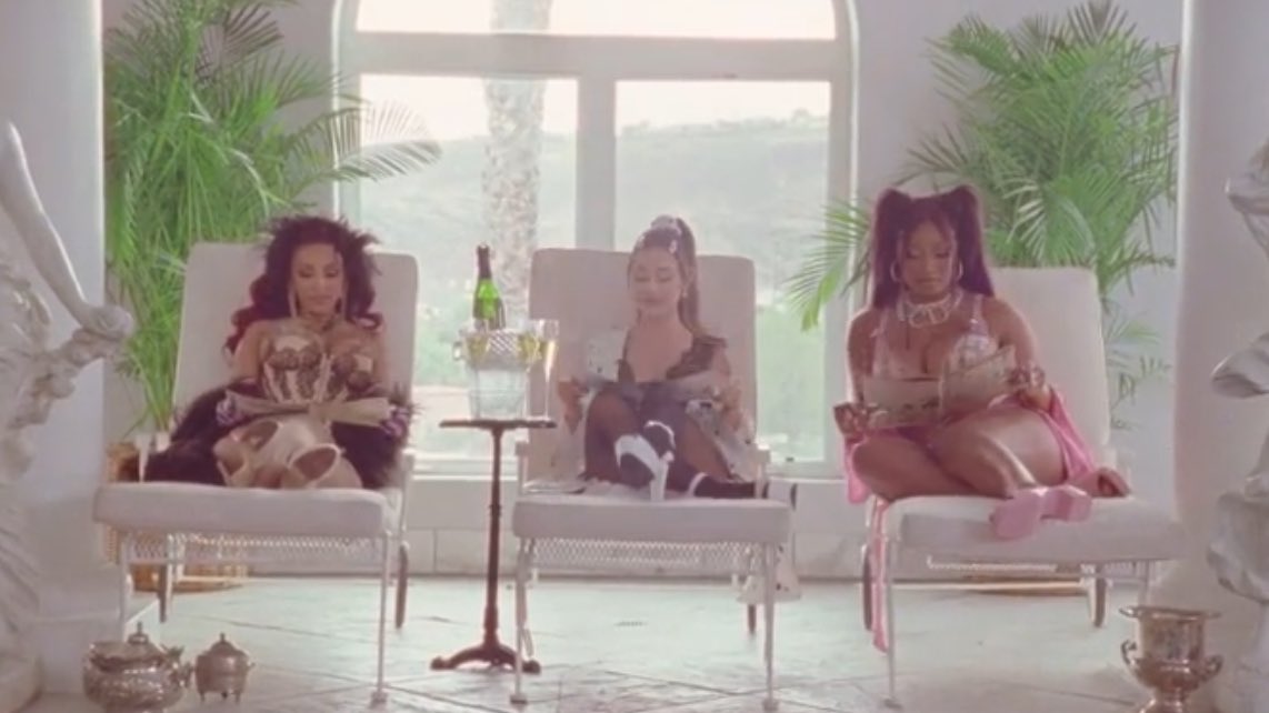 AGrande_ARG's tweet image. Ariana Grande se une a Megan Thee Stallion y Doja Cat para darnos el vídeo pop que tanto le pedimos.