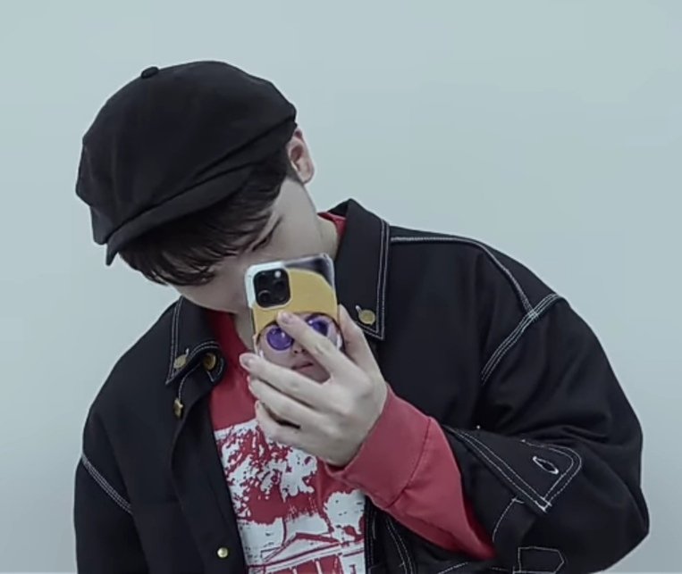 bbooyaaa's tweet photo. Normalize being single until you find someone who will be loyal to you like how Woozi is loyal to his Vernon case https://t.co/zGajheSjqG
