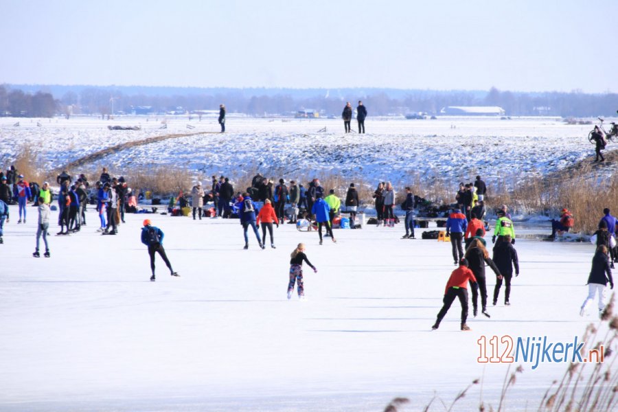 Schaatsliefhebbers genieten van het natuurijs op de randmeren. 112Nijkerk.