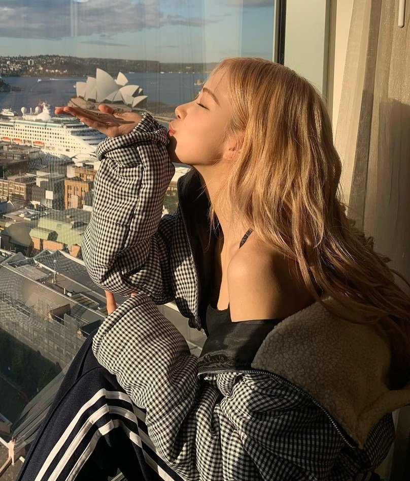 rosé pics tweet media