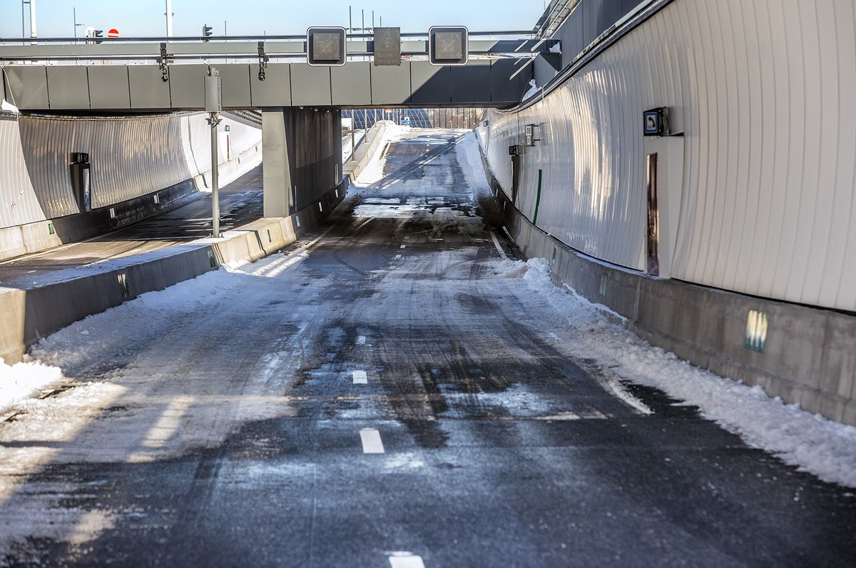 Door het winterse weer gaat de Rotterdamsebaan dit weekend nog niet open voor verkeer. Dikke plakken ijs op het wegdek worden zoveel mogelijk weggehaald, maar door vorst én geen verkeer om de pekel in te rijden, blijft de weg te glad. Zodra het kan, gaat de weg open voor verkeer.