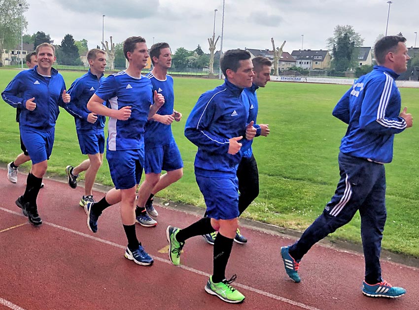 FW_Oberhausen's tweet photo. Die physische #Fitness ist ein wichtiger Bestandteil während der #Ausbildung. Das #DeutscheSportAbzeichen in Silber muss im Grundlehrgang erworben werden. 

#Oberhausen112 #112live https://t.co/Vw4FWcXb25