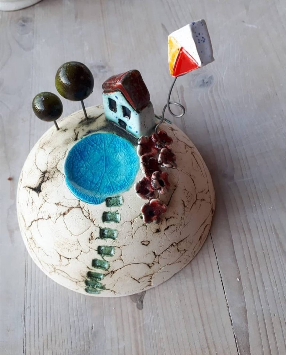 Arkadaşlar yine ilginize muhtaç bir duyurum var. Otel kapandıktan sonra ayakta kalma çabaları dahilinde eşim ve kuzeni görsellerdeki gibi seramik ürünler yapıyorlar. Instagram adresini bırakıyorum. Rt dahil tüm destekleriniz gönlümüzde değerlenecektir. Instagram.com/bon.bonart