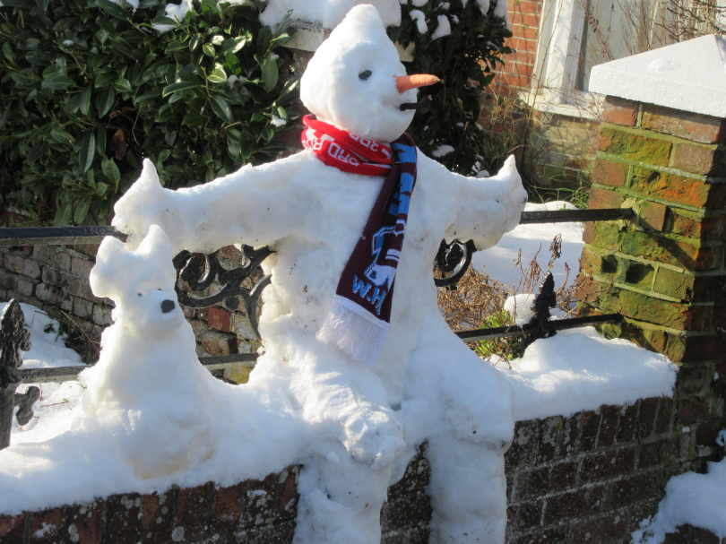 It looks like the sequel to The Snowman and the Snowdog is being filmed in Kennington today! 😁❄

Ted Prangnell spotted these characters in Church Road ☃️