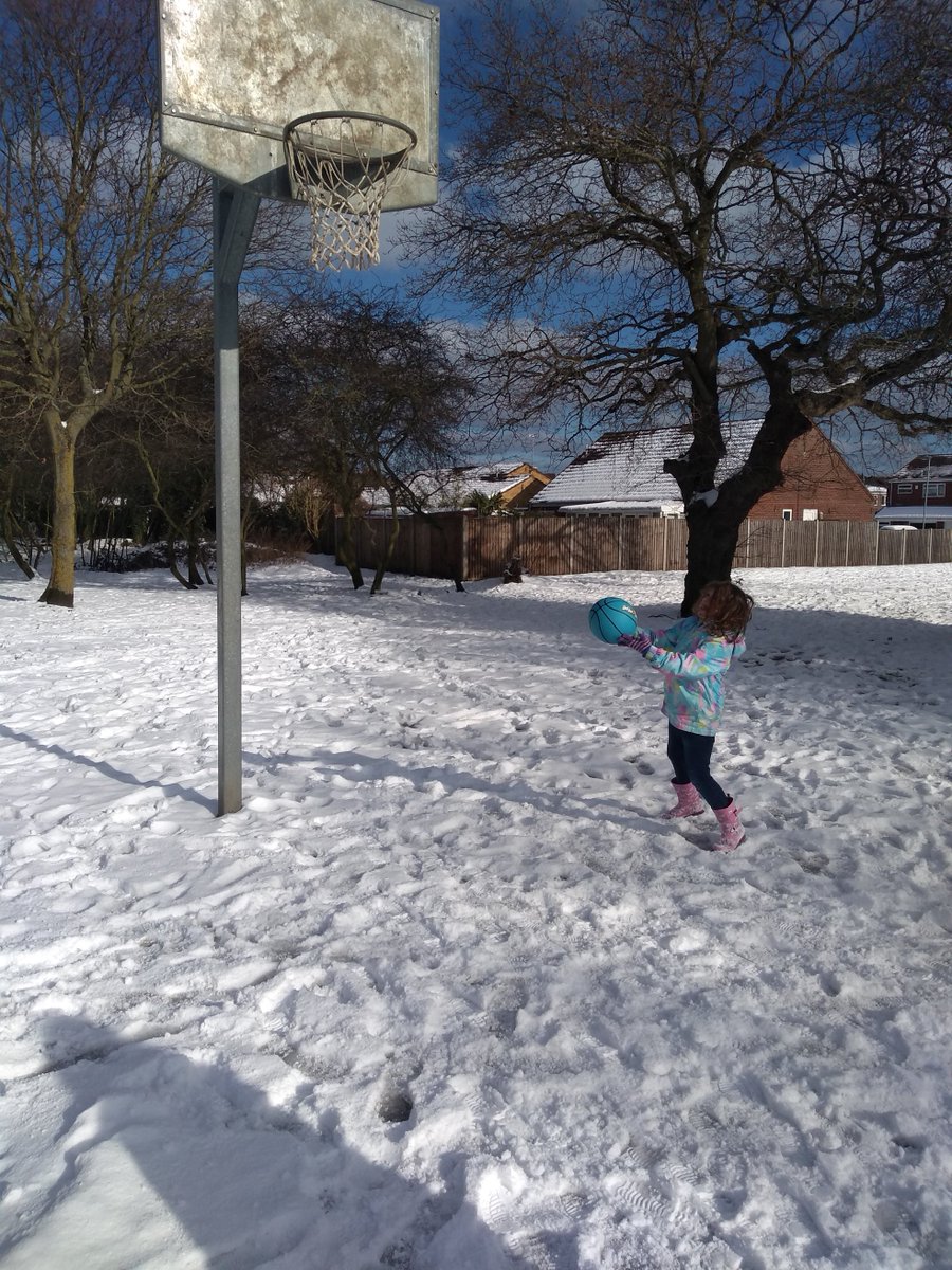 NWJINFed's tweet photo. Emily in 3MC did 100 throws of the new basketball she got for a birthday. She scored 24 goals! She also did 100 giant footsteps in the snow 👏👏 https://t.co/k18VCT9FwN