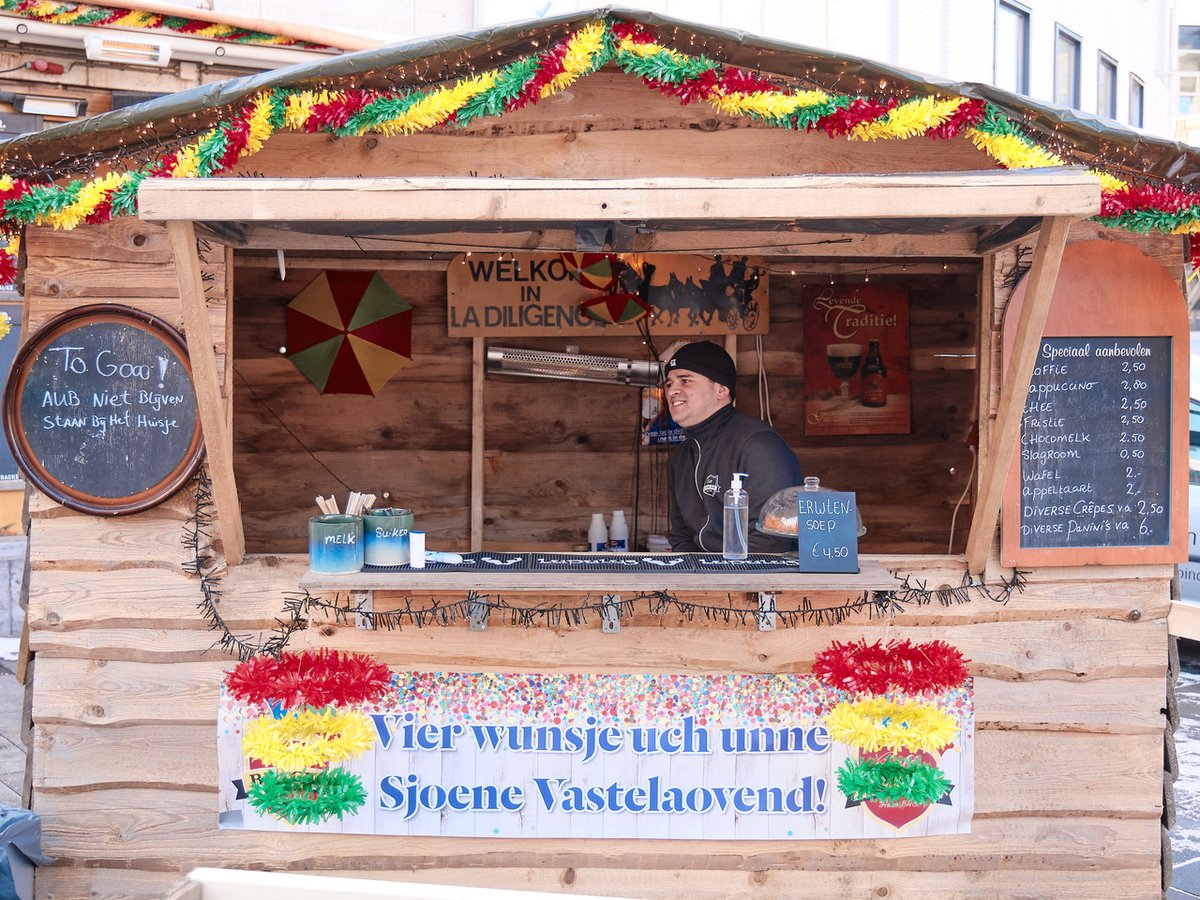 HartLeers's tweet photo. Alaaf 😊 een rondje #Pancratiusplein hartje #Heerlen via café Bracke (Prins Ken?) en d’r lachende Eezel kwamen we bij (een liedtekst van ) #WielKnipa terecht #Vasteloavend ’21 i #Heele #Sjpassemig https://t.co/xCnOYNSMSZ