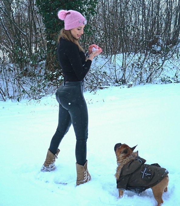 1 pic. Die Magie des Schnees ❄️
SCHNEE ❄️ wir erwarten 28 cm und dann kommen ca. 4 cm - wir Frauen kennen