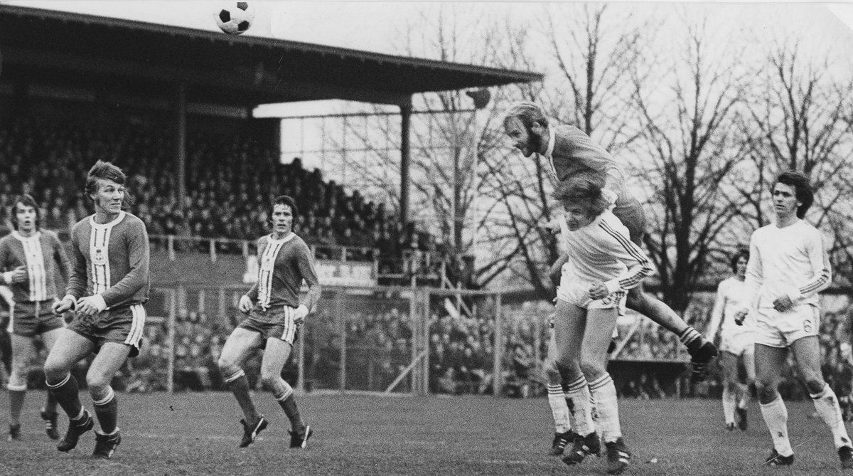 ThrowPEC Thursday II | Herman Heskamp kopt de bal op het vijandelijk doel tijdens PEC Zwolle – FC Groningen in het seizoen 1975 – 1976. Een prachtige actiefoto van Jan Drost. #peczwolle #pecgro #eredivisie