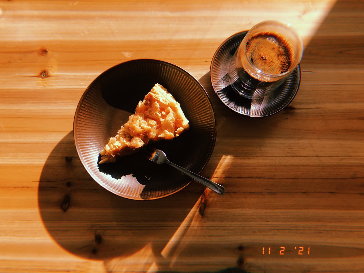 ふらふら 友人からいただいた ドイツケーキ しっとりとした ケーキ にパリパリの アーモンド スライスの香ばしさと歯ざわりが絶妙にマッチ シンプルで素朴な味わいでホッとひと息 ラジオを聴きながらしばしぼんやり おうちカフェ 冬時間 ドイツ