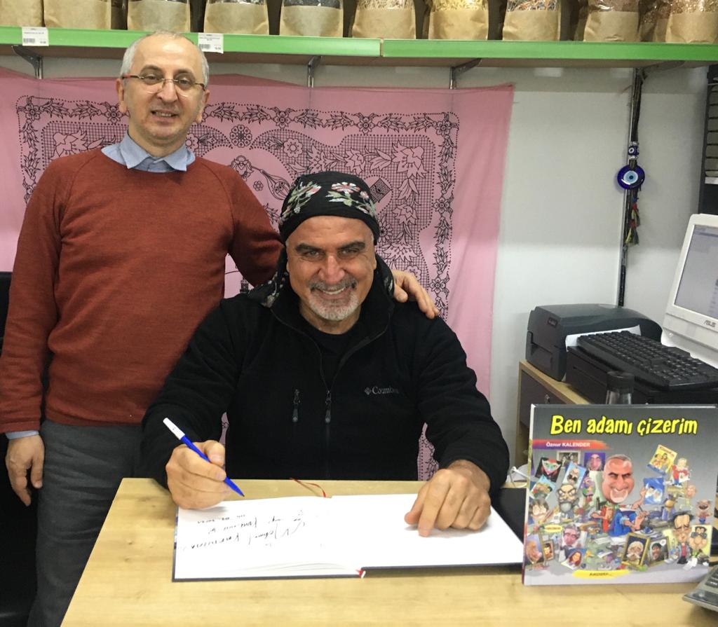 Öznur Kalender (@kalenderenk) on Twitter photo Değerli dostum Gurme Mehmet Karahan'ı Erenköy Mağazasında ziyaret edip #BenAdamıÇizerim albümünü imzaladım. <a href="/GustoGurmem/">mehmet karahan “gurmem”</a> <a href="/Gurmem/">GURMEM</a> Değerli dostum Gurme Mehmet Karahan'ı Erenköy Mağazasında ziyaret edip #BenAdamıÇizerim albümünü imzaladım. <a href="/GustoGurmem/">mehmet karahan “gurmem”</a> <a href="/Gurmem/">GURMEM</a>