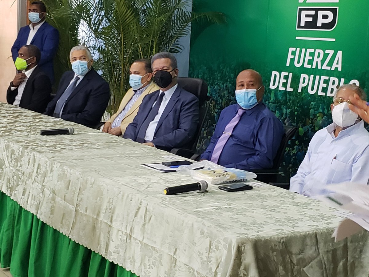 Leonel Fernández
Juramenta a decenas de dirigentes del viejo Partido así como a
Zenón Alquimedes
Ex presidente Municipal PRD
En Tamayo.
Homero Acosta
Ex presidente Municipal
En Neyba.
Y varios dirigentes de PRD.