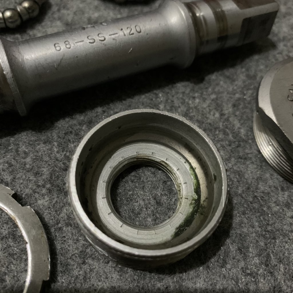 rizkymnr's tweet photo. WTS BB Campagnolo Record 68-SS-120. 1.370 x 24 TPI. English. 2nd terawat like new. 2,5jt nego. Jakarta Selatan. 08119825491 #fnfjb https://t.co/hPiSNnCQ2j