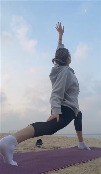 SG_SportDept's tweet photo. Eliza is in Abu Dhabi and is able to enjoy playing netball and yoga on the beach. #sgactive #sherbornegirlsactive @sherbornegirls https://t.co/BAa3rJf6TW