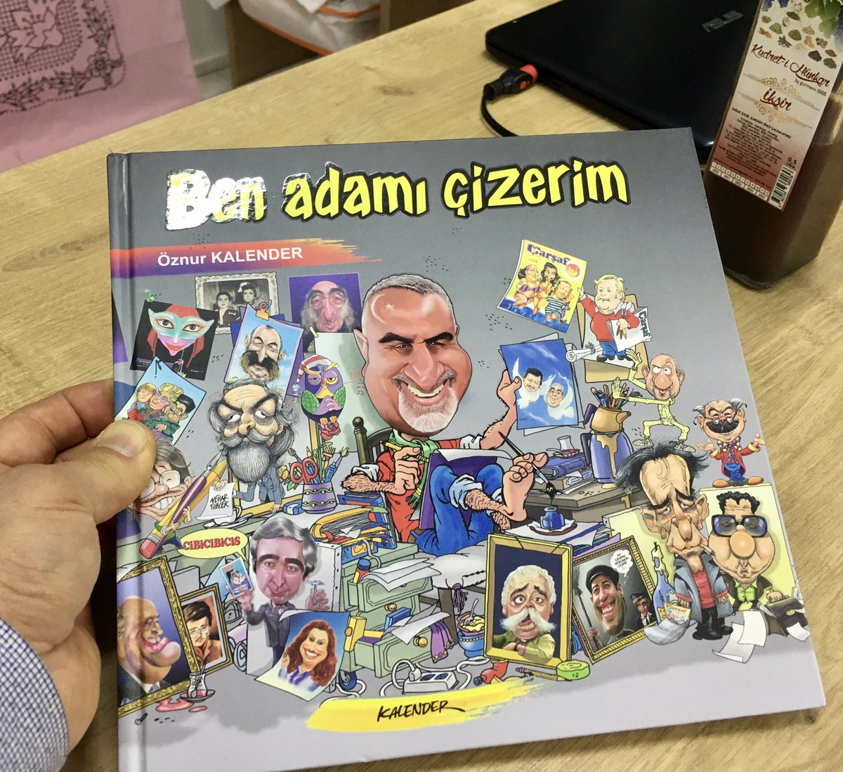 mehmet karahan “gurmem” (@gustogurmem) on Twitter photo <a href="/kalenderenk/">Öznur Kalender</a> <a href="/Gurmem/">GURMEM</a> Türkiye’nin gelmiş geçmiş bana göre en iyi karikatüristlerinden akrabamız Kalender’i ağırlamak büyük keyifli. Çarşaflı Gırgırlı günleri andık. İkinci albümü de imzalı 🙏 <a href="/fenniziraatci/">Fatih GÜLEÇ</a> kıskanma, istersen bir imza da hemşeri kıyağı yaparım. <a href="/kalenderenk/">Öznur Kalender</a> <a href="/Gurmem/">GURMEM</a> Türkiye’nin gelmiş geçmiş bana göre en iyi karikatüristlerinden akrabamız Kalender’i ağırlamak büyük keyifli. Çarşaflı Gırgırlı günleri andık. İkinci albümü de imzalı 🙏 <a href="/fenniziraatci/">Fatih GÜLEÇ</a> kıskanma, istersen bir imza da hemşeri kıyağı yaparım.