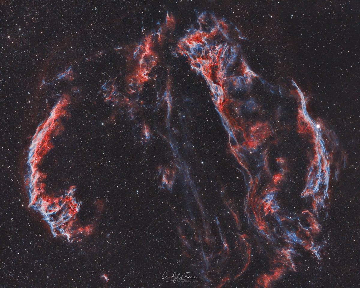 Gökyüzünün güzelliklerinde bu sefer yaklaşık 9000 yıl önce, bir süpernova patlaması sonucu oluşan Peçe bulutsusu (Veil Nebula) var. Zamanla genişleyen bu süpernova kalıntısı kozmik ölçüde hayaletimsi bir görüntü oluşturmuş. Gökyüzünde dolunay’ın 6 katı kadar bir alan kaplıyor…