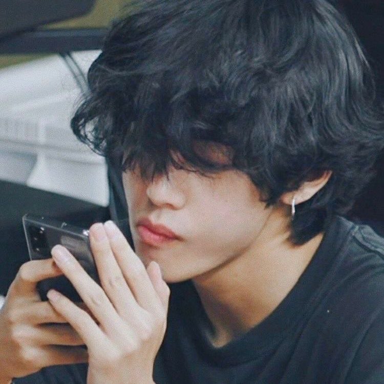EBOYBTS_'s tweet photo. this hairstyle on taehyung is everything https://t.co/M4Ox4Lzvzh